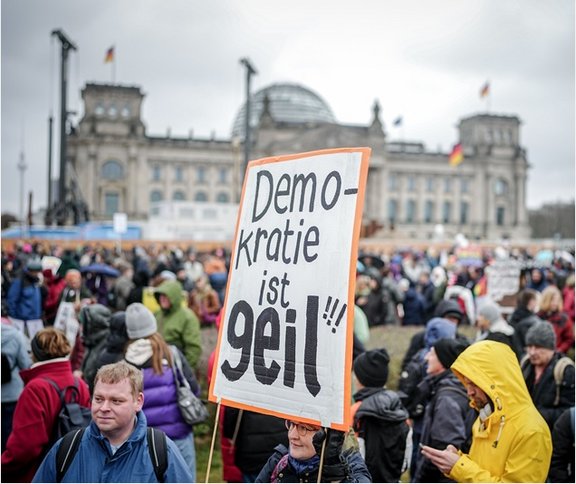 Foto Demonstration mit Plakat Demokratie ist geil