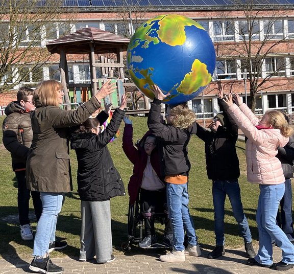 2025_BestPractice_Riesenbälle_Brueckenschule_Maria_Veen.jpg