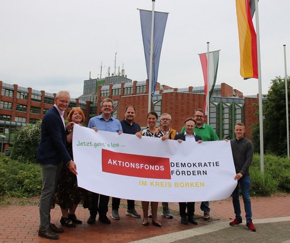 Foto mit Vertreterinnen und Vertreter der Kreistagsfraktionen