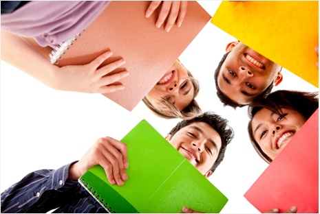 Schüler*innen schauen nach unten ins Foto